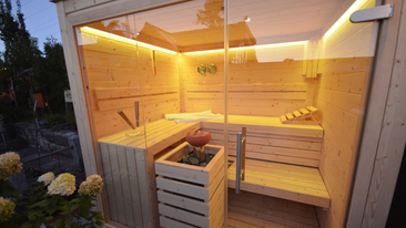 Sauna in Hüttenform mit Glasfront im Garten