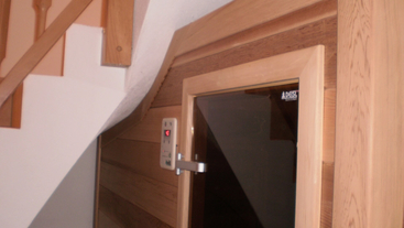 Sauna maßgefertigt eingepasst unterhalb eines Stiegenabgangs